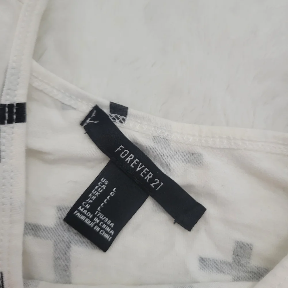 Forever 21 Monochrome Patterned Top - Picture 3 of 5